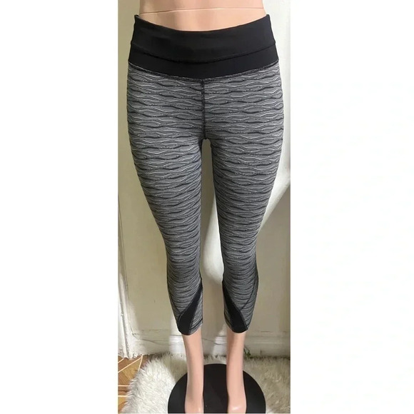 LULULEMON ATHLETICA Women’s Capri Leggings - Picture 2 of 12